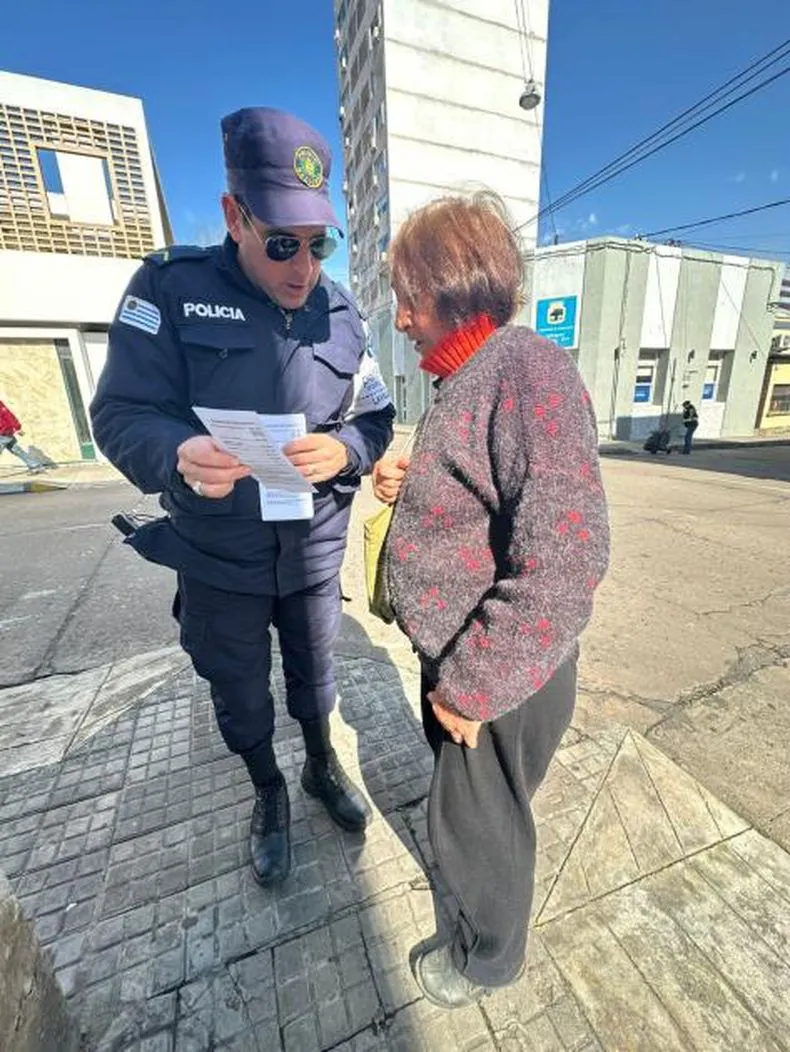 comunitario-entregando-folleteria-via-publica_0jpg