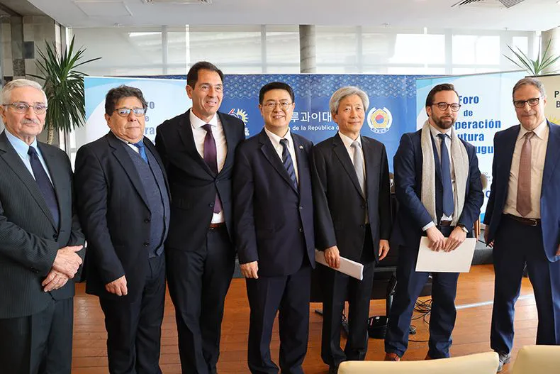 sello-60-aniv-rrdd-uruguay-corea-11jpg-1