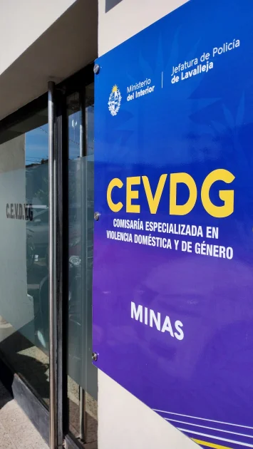 Cartel de ingreso a CEVDyG de Minas con puerta _5