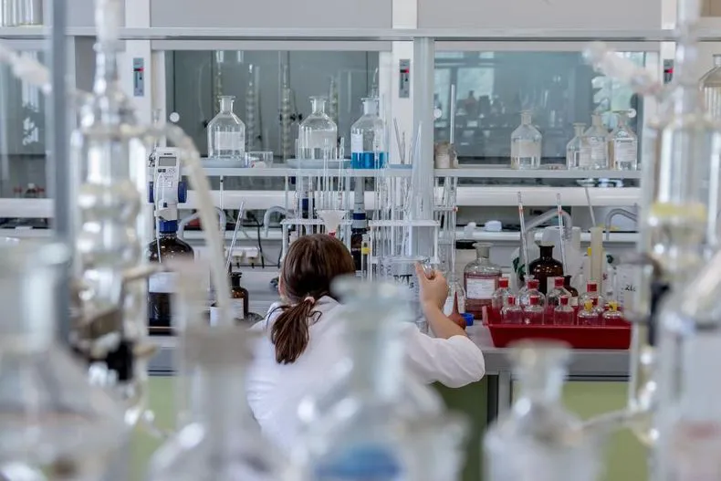 chemist-2815640_1280jpg