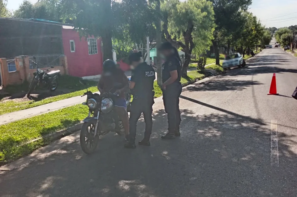 Dos policías haciendo control a un motociclista_0