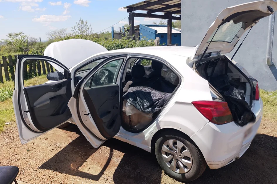 Automovil incautado con puertas capo y baul abiertos