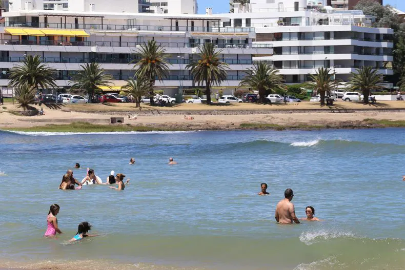 playa-verano-calor-punta-del-este-turismorrrjpg