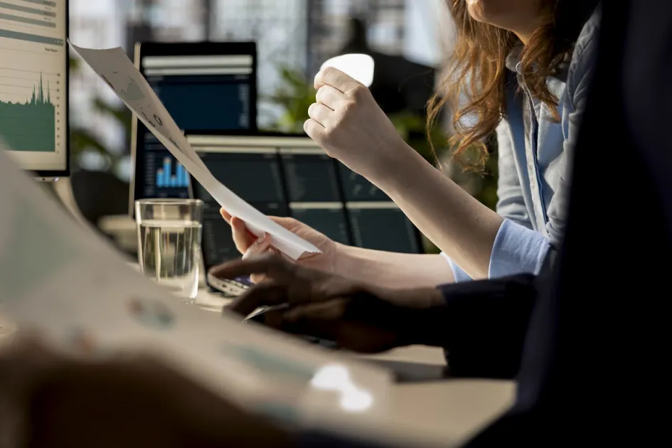 el-director-general-supervisa-el-analisis-del-presupuesto-y-el-desarrollo-de-la-estrategia