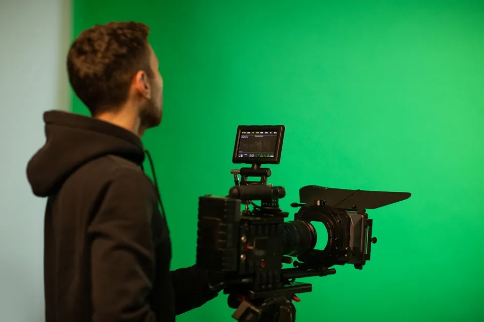 camarografo-utiliza-camara-en-estudio (1)