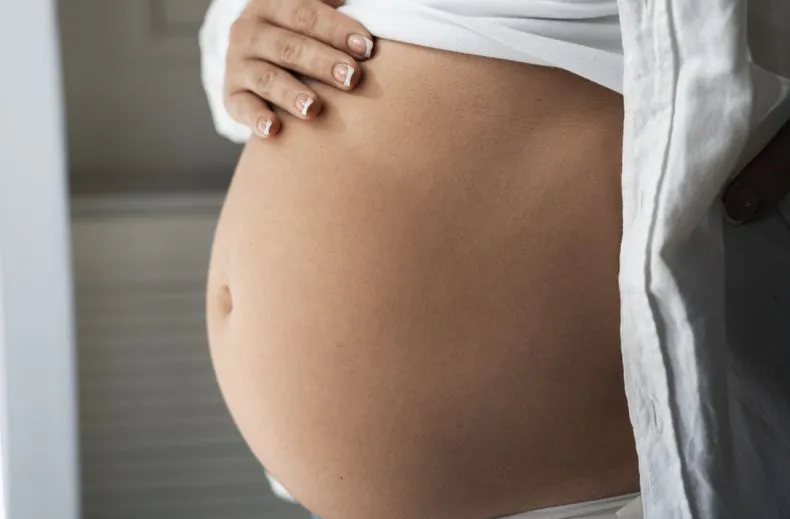 side-view-pregnant-woman-spending-time-indoors_0jpg