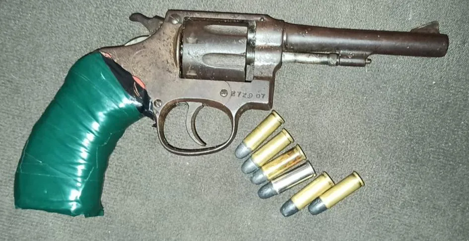 REVOLVER INCAUTADO Y CARTUCHOS 2