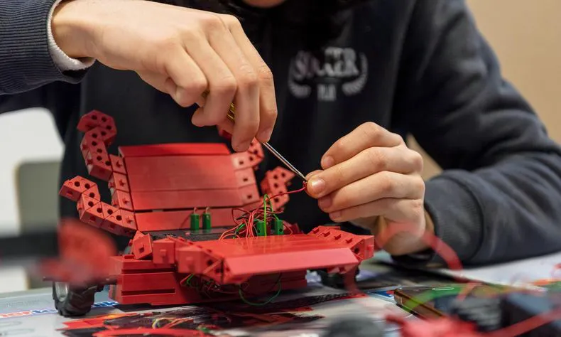 estudiante-trabajando-en-un-proyecto-de-roboticajpg