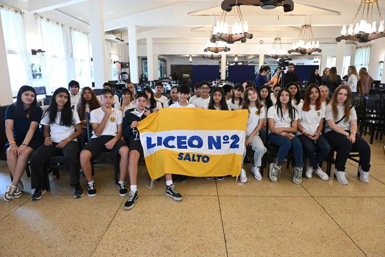 estudiantes-de-salto-y-artigas-ganadores-del-concurso-ai-futuro-lo-hacemos-todos-octubre-2024-8159jpg